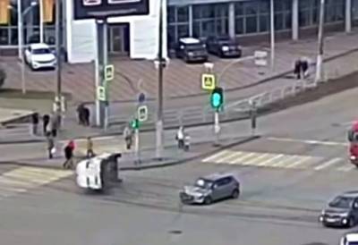 В Челябинске полицейский автомобиль перевернулся после столкновения с легковушкой