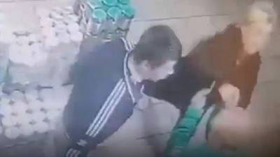 В Башкирии пара воришек напала на работницу супермаркета