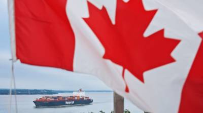 Экологическая беда: у Канады загорелось судно с опасными химикатами