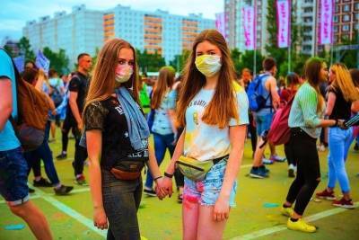 Германия: Как в период пандемии убедить людей надеть маску