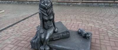 Кошка с женской грудью и мордой как у рыбы: в России скандал вокруг новой курьезной скульптуры