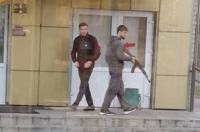 Под Смоленском возле магазина заметили молодых людей с автоматом Калашникова