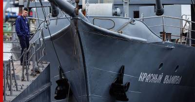 Во Владивостоке загорелся корабль-музей "Красный вымпел"