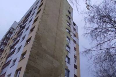 Штормовой ветер повалил остановку и сдул обшивку с дома в Барнауле