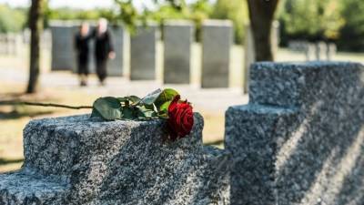 Почему посещение кладбища без головного убора и громкий плач смертельно опасны