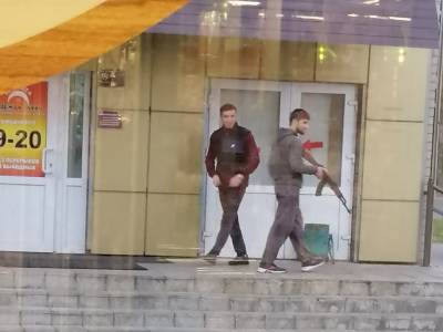 В Смоленской области мужчина с автоматом пугал прохожих возле магазина