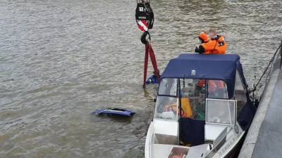 Водитель погиб в сорвавшемся с моста в реку автомобиле в Магнитогорске