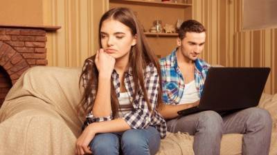 Четыре причины, почему ваш мужчина сидит на сайтах знакомств — мнение психолога