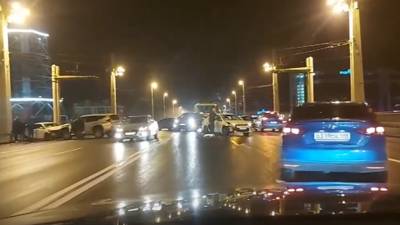 Из-за гололеда в Петербурге за ночь пострадали 40 автомобилей