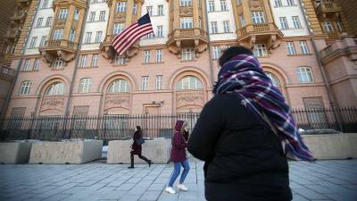 Захарова назвала адом и садизмом новую процедуру получения россиянами виз США