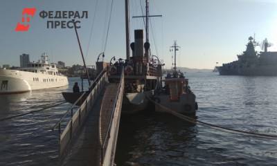 На набережной во Владивостоке загорелся корабль-музей «Красный вымпел»