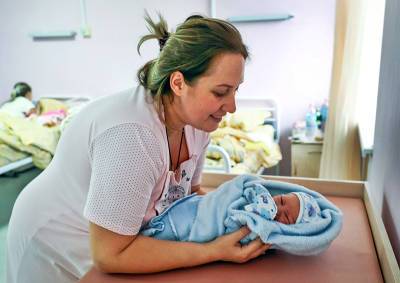 В России разрешили вакцинировать "Спутником V" кормящих матерей