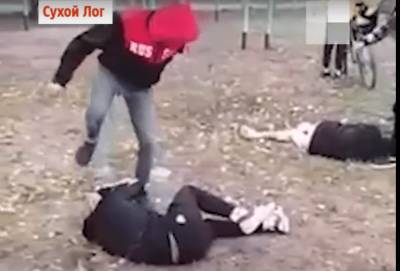 В Свердловской области компания подростков избила двух ребят и сняла всё на видео