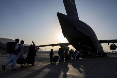 Британские военные вывезли 102 афганских беженцев из граничащих с Афганистаном стран