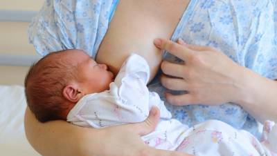 Кормящим грудью матерям разрешили вакцинироваться "Спутником V"