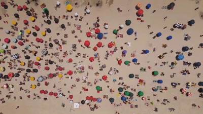 Рио-де-Жанейро: пляж Копакабана снова усеян разноцветными зонтиками