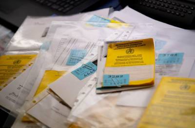 Сотни фальшивок: немцы все чаще покупают поддельные сертификаты вакцинации