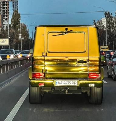По дорогам Украины колесит полностью золотой автомобиль
