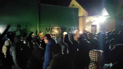 Украинские радикалы устроили протест у дома Медведчука
