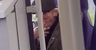 Закуривший в вагоне МЦК пожилой россиянин попал на видео
