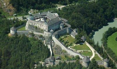 Замок Хоэнверфен: средневековая крепость, окруженная живописными Альпами