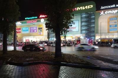 Вечером в воскресенье эвакуировали посетителей сразу из нескольких торговых центров Воронежа