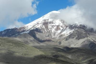 Четыре человека погибли при сходе лавины с вулкана в Эквадоре