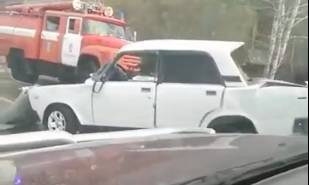 "Ужас, как размотало": водители ВАЗ и Renault пострадали в лобовом ДТП в Новосибирске
