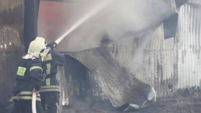Пожарные ликвидировали открытое горение на складе в Нягани
