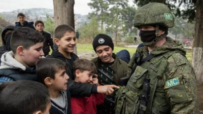 Российские миротворцы доставили гуманитарные грузы в детсады и школы в Карабахе