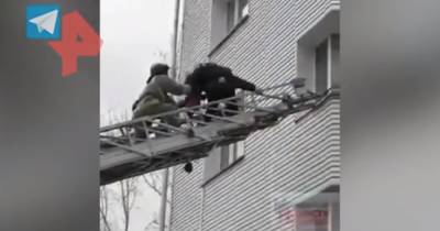 Видео спасения четырех запертых в квартире детей в Иркутской области