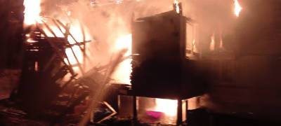 Шесть человек и кота вывели пожарные из горящего дома в поселке Карелии (ФОТО)