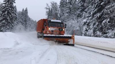 Движение транспорта на одной из главных дорог в ХМАО ограничено из-за снега