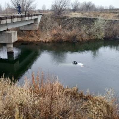 В Магнитогорске один человек погиб при падении автомобиля с моста в реку