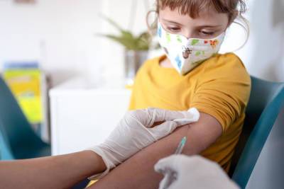 Вакцинировать любой ценой: минздрав планирует ужесточить меры воздействия на родителей детей 5-11 лет