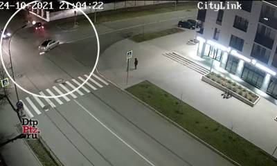 В Петрозаводске автомобиль вылетел на тротуар после столкновения