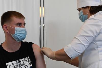 Гинцбург назвал побочные эффекты вакцины от COVID-19 для подростков
