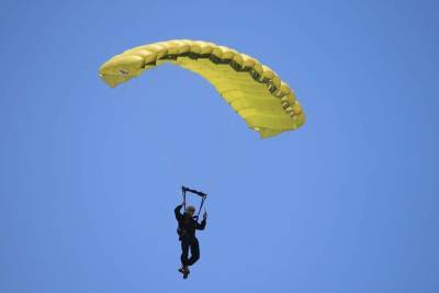 Двое экстремалов-парашютистов столкнулись в воздухе в Турции и мира
