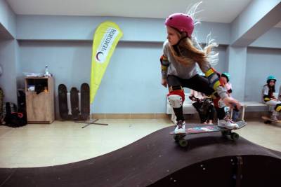 Сахалинские скейтбордисты впервые соревновались на памп-треке