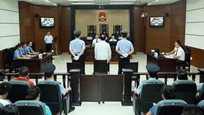 Бывшего замглавы местного Комитета по делам развития и реформ в КНР осудили за взятки