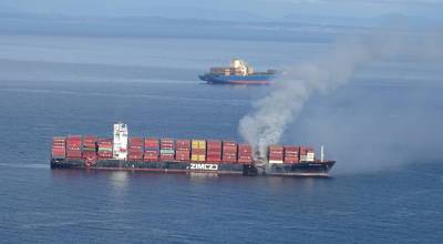 Вблизи Канады загорелся контейнеровоз с 52 тысячами кг химикатов на борту