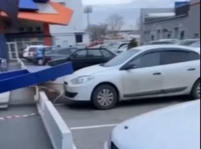 В Кемерове сорванная ветром вывеска магазина упала на автомобиль