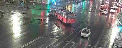 В Омске при столкновении троллейбуса с микроавтобусом пострадали восемь человек