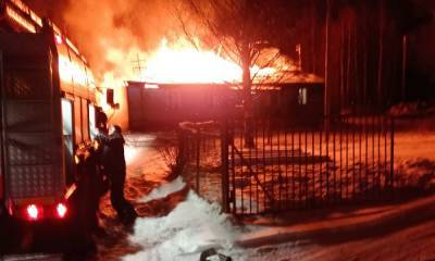 Шесть человек и кота спасли из горящего дома в Карелии