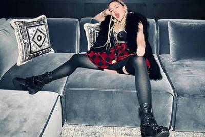 Неприличные позы Мадонны в мини-юбке на новом фото разочаровали ее фанатов