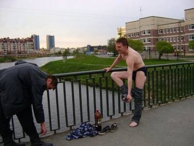 Парень решил искупаться в петербургской речке в октябре — фото