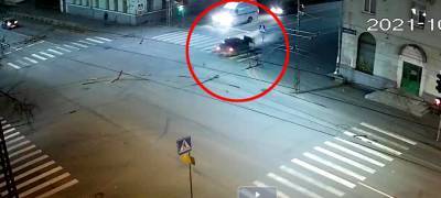 Водитель на легковушке сбил женщину на пустой улице Петрозаводска (ВИДЕО)