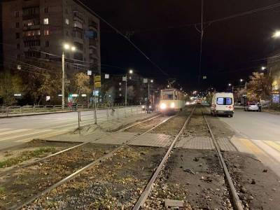 В Челябинске два пешехода попали под трамвай