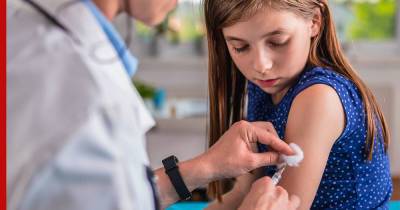 Побочные эффекты вакцины от COVID-19 для подростков назвал Гинцбург