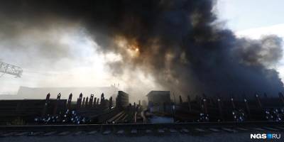 Туча черного дыма от горящих покрышек растянулась в небе над Новосибирском